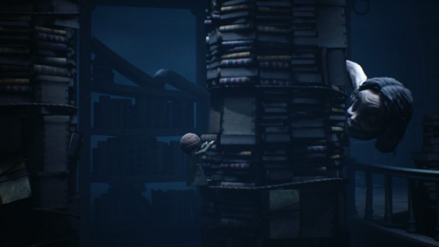 Mono klättrar i ett torn av böcker medan en bibliotekariehuvud letar efter honom 