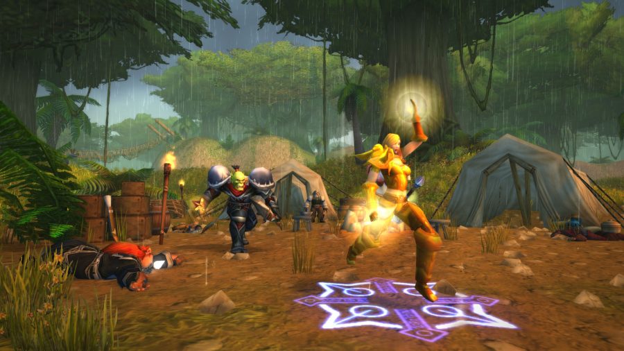 En paladin som trollformlerar medan han springer från en orc i World of Warcraft Classic