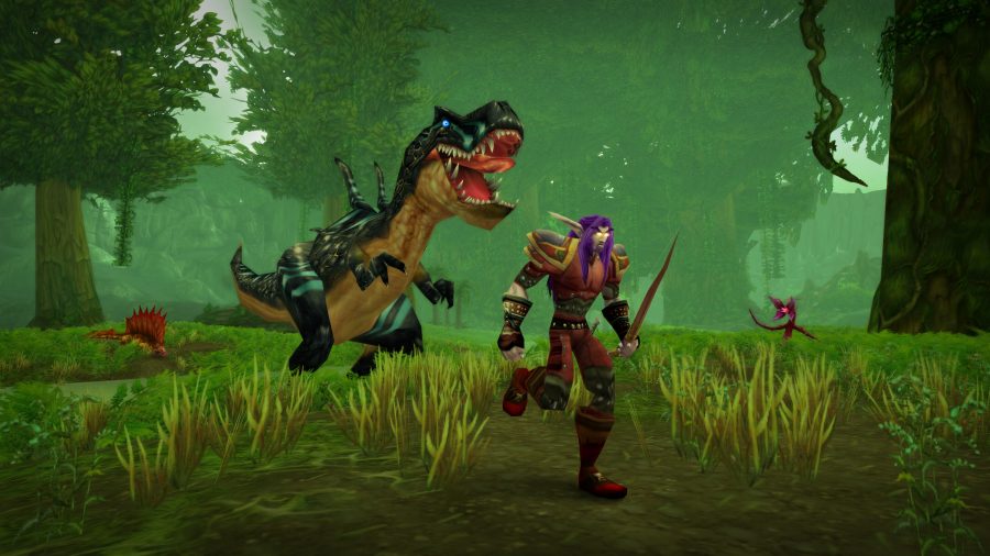 En nattälva som springer från en dinosaurie i World of Warcraft Classic