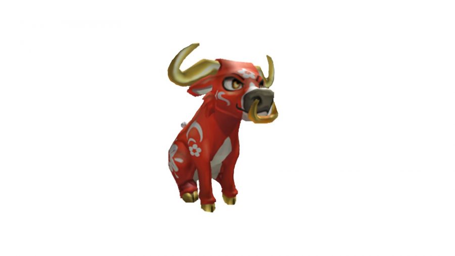 En röd oxe med dekorativa mönster och horn