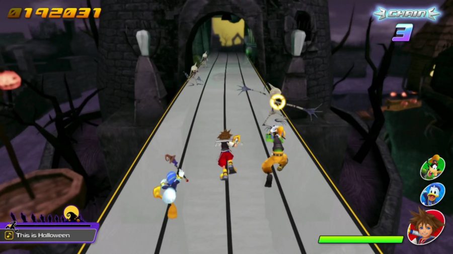 Sora, Donald och Goofy springer på ett spår rakt framåt.  Fiender närmar sig dem, en med en gul cirkelprompt på, vilket indikerar att spelaren ska trycka på knappen.