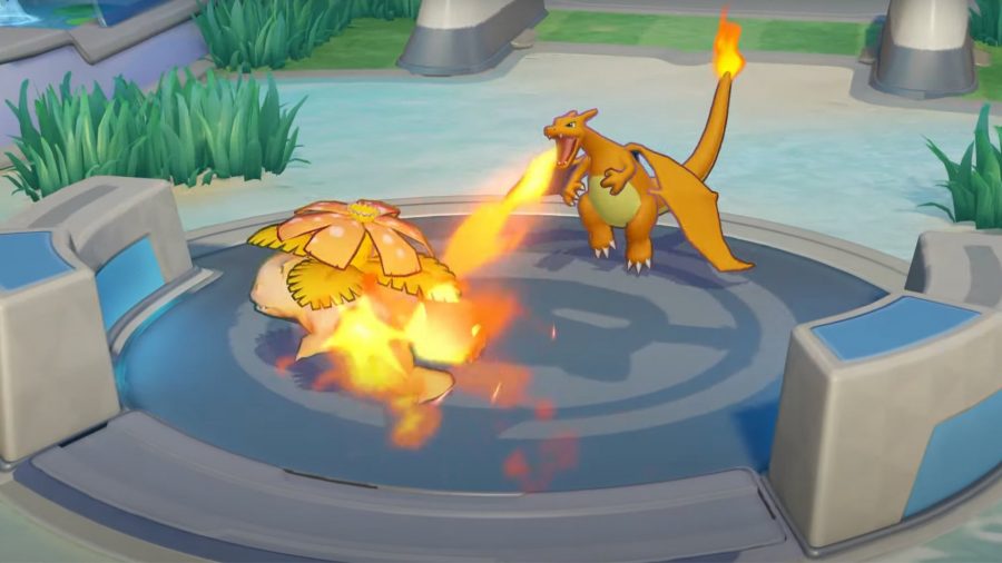 Charizard som använder eldkastare på Venasaur i Pokemon Unite