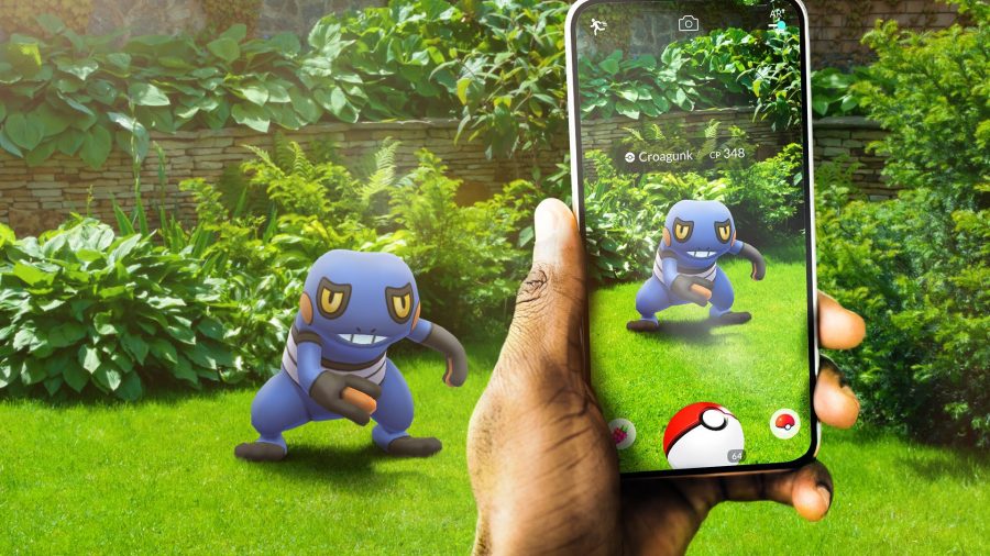 Bästa mobila äventyrsspel;  Pokémon GO-spelare som siktar på en varelse