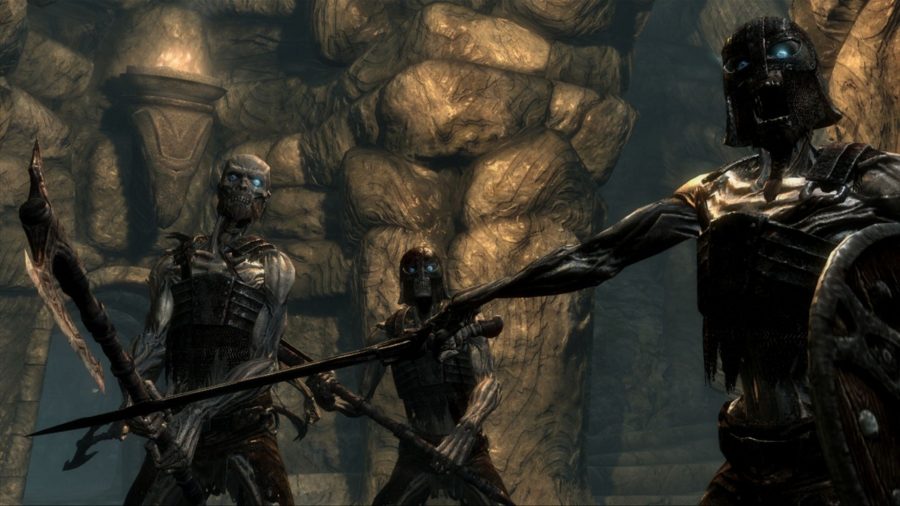 Skelett prydda med rustningar och vapen från spelet Skyrim.