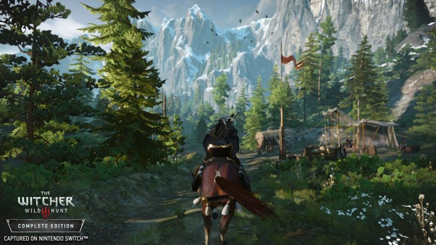 Geralt från Witcher rider på sin häst genom pinjeskogar.