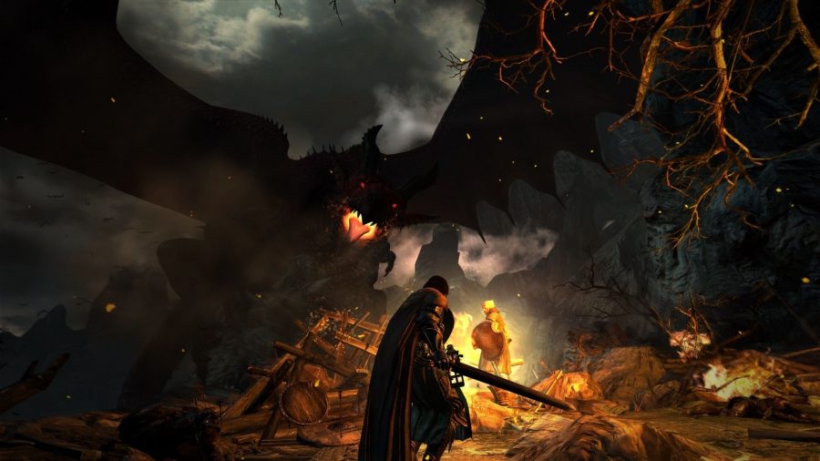 En karaktär från Dragon's Dogma vänd upp mot en drake i mörkret.
