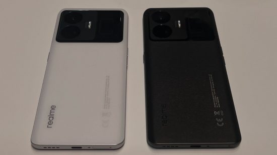 Bild på vita och svarta RealMe GT3-modeller