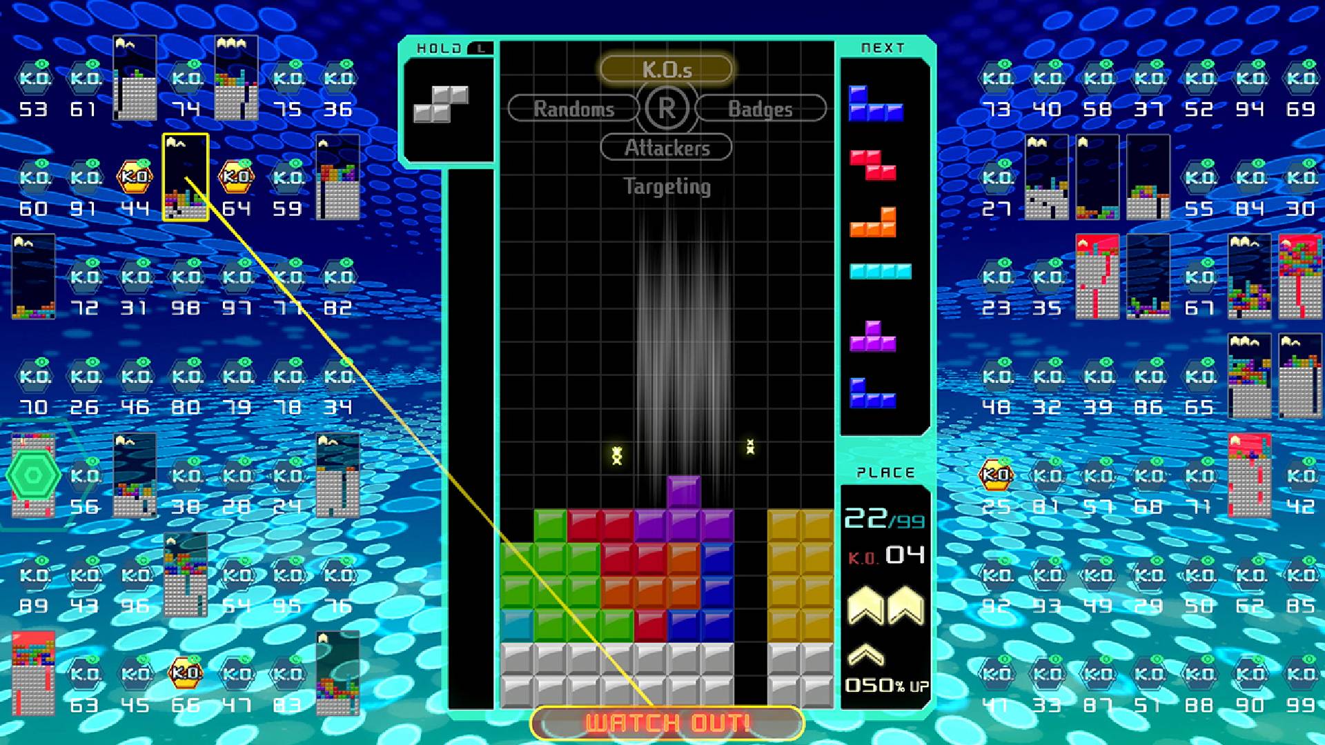 En omgång Tetris spelas medan 98 andra Tetris-spel visas runt huvuddisplayen