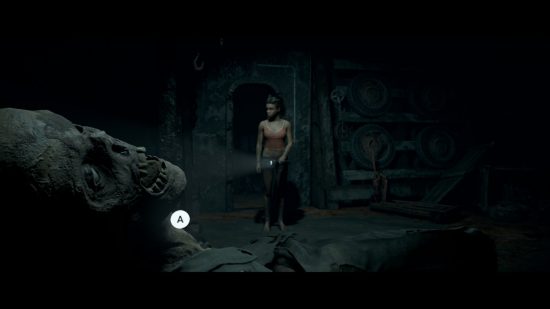 Man of Medan Switch recension - en skärmdump av Fliss som går runt båten, med ett lik i förgrunden