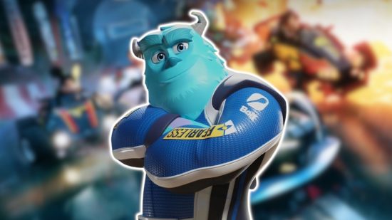 Disney Speedstorm-karaktärer: Sulley från Monsters Inc klädd i en kungsblå tävlingsdräkt och korsar armarna över bröstet.  Han är kontur i vitt och klistrad på en suddig bakgrund.