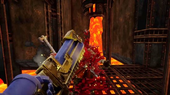 Warhammer 40 000: Boltgun recension: en förstapersonsvy visar en rymdmarin som använder ett kedjesvärd för att skära en demon på mitten