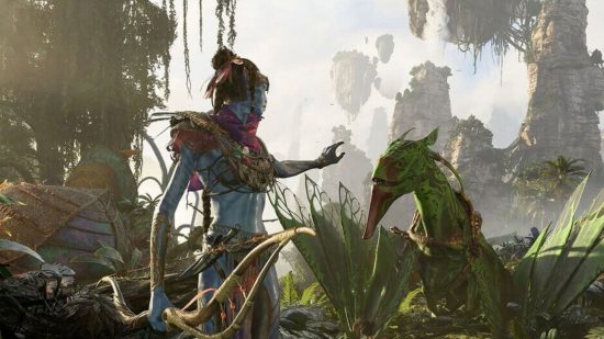 Summer Games Fest 2023 - en karaktär från Avatar med blå hud och stamrustning som håller en pil och båge i ena handen och sträcker ut handen mot en grön varelse med den andra i en skogsdjungel.