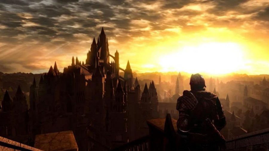 En Dark Souls-karaktär ser över Anor Londo, solljus i fjärran och gigantiska spiror av byggnader.