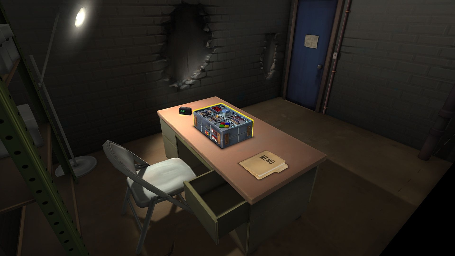 En skärmdump från Keep Taking and Nobody Explodes, som visar ett skrivbord, en stol och en bomb på skrivbordet.